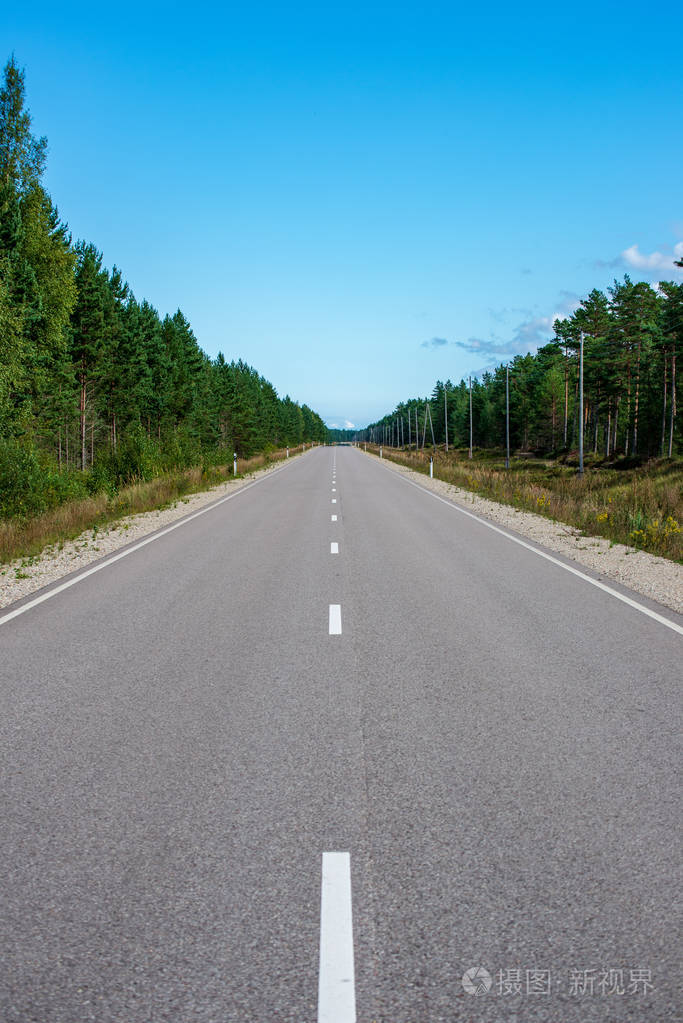 夏季沥青道路,有标志和标记
