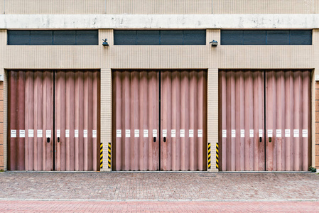 私人车库的金属棕色大门。