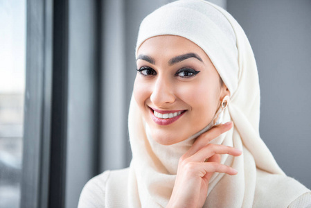 美丽幸福的年轻穆斯林妇女在镜头前微笑的肖像