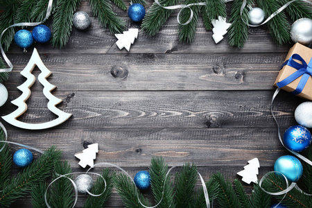 木制桌子上有小杉树的圣诞装饰品