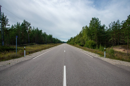 夏季沥青道路，有标志和标记