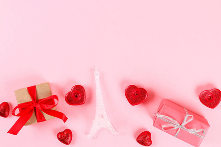 情人节的布局。 礼物心埃菲尔铁塔的粉红色粉彩背景。 情人节爱情2月14日概念。 平面布局构成