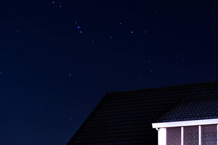 天台夜晚尖尖的屋顶,夜晚满天繁星照片