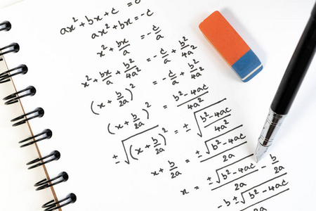 数学一元二次方程公式在数学课堂上的考试练习测验或考试中的笔迹。 求解指数方程背景概念。