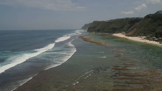 带海滩的海景