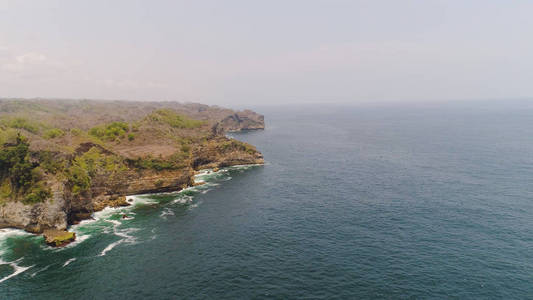 岩石海岸与海洋冲浪