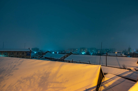 雪城市街道在晚上图片