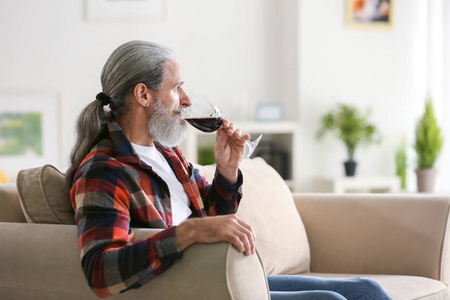 听老式乙烯基光盘音乐在客厅-一群人享受他们的时间在公寓喝酒拍和