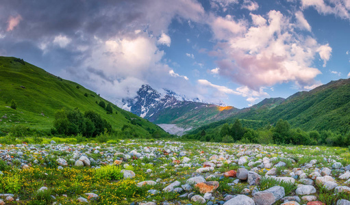 日落时山中的春天场景