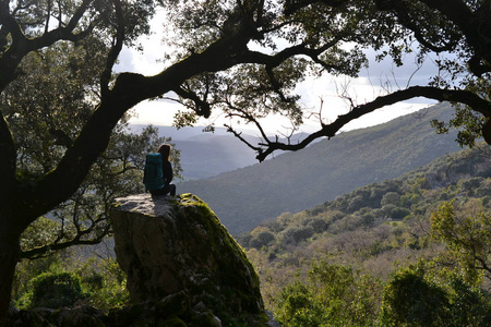 在西班牙安达卢西亚加的斯省 sierra de Grazalema 自然公园向 benamahoma 徒步