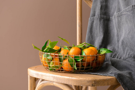 篮子里有美味的橘子在椅子上