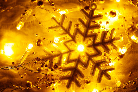 圣诞节和新年装饰雪花黄灯背景