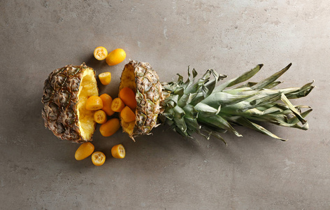 熟切菠萝和金桔灰色背景图片