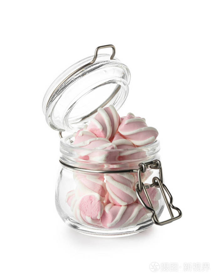带有白色背景的美味棉花糖的罐子