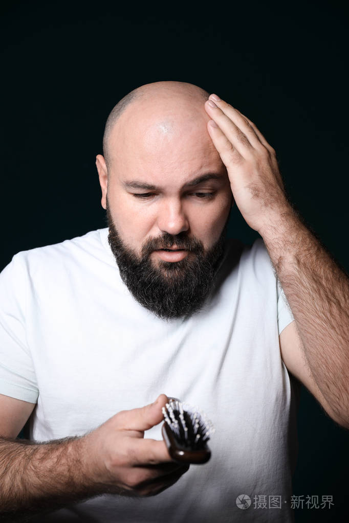 深色背景有脱发问题的男人