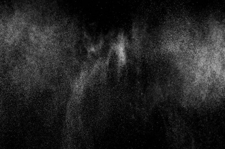 黑色背景上抽象的水溅。 抽象的水喷雾。 抽象的雨。 淋浴水滴。 白色灰尘爆炸。 抽象的纹理。 抽象的黑色背景。
