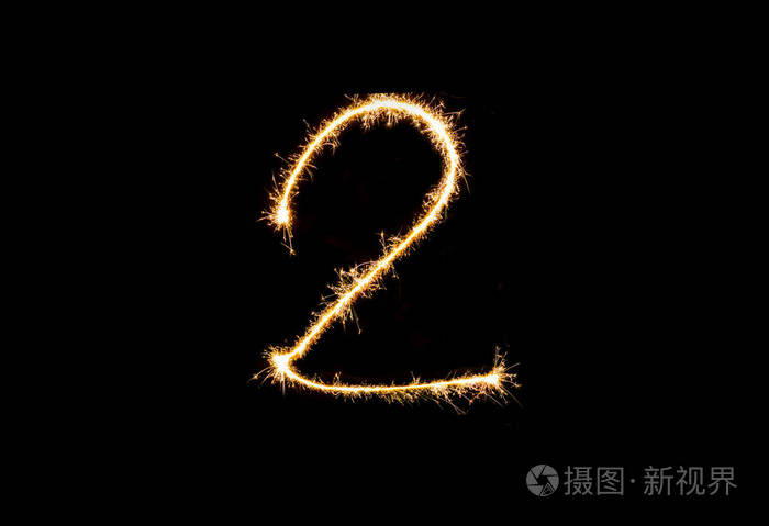 数字2或两个火花灯隔离在黑色背景上