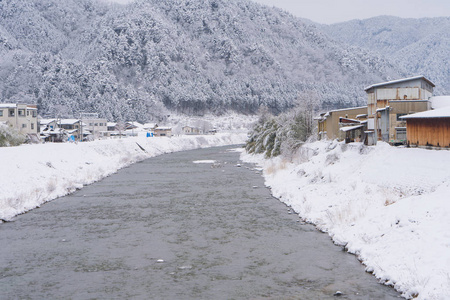 日本吉夫楚布冬季降雪。