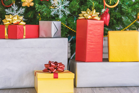 豪华新年礼品盒和圣诞礼品盒与蝴蝶结丝带在圣诞节背景。