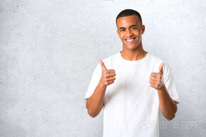 年轻的非裔美国人用双手和微笑竖起大拇指开朗的表达