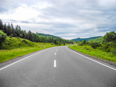 道路上的一个夏季阴天卡帕西亚乌克兰。