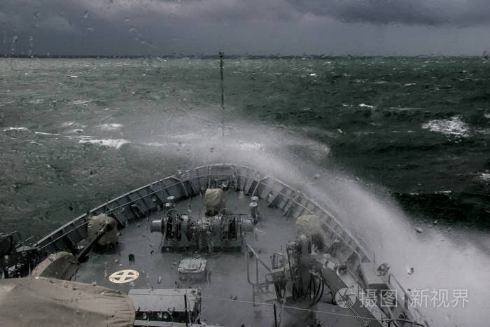 海上风暴中的船. 波罗的海的风暴. 暴风雨中波罗的海的军舰训练.