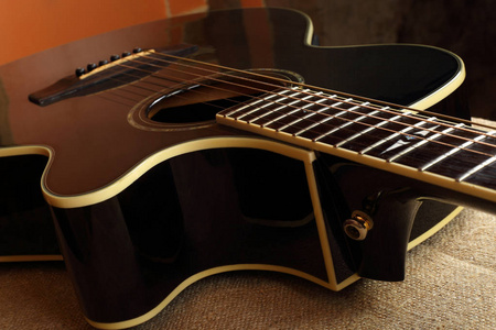 乐器碎片棕色剪裁的声学吉他在黑暗的背景。