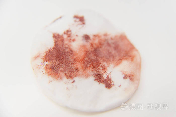 带血的棉花盘带有红色血液痕迹的棉花盘棉花海绵上的旧干血伤口后的