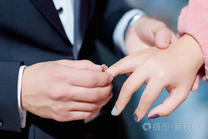 婚礼和订婚戒指. 一个年轻人向他女朋友求婚.