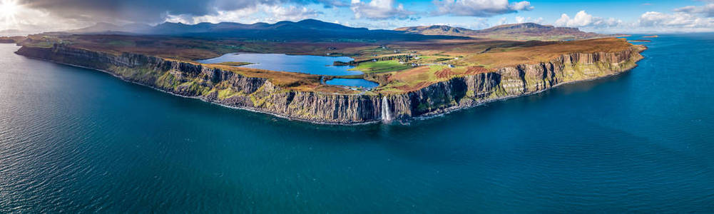 斯塔文与著名的基尔岩瀑布斯凯岛苏格兰悬崖上戏剧性海岸线的鸟图