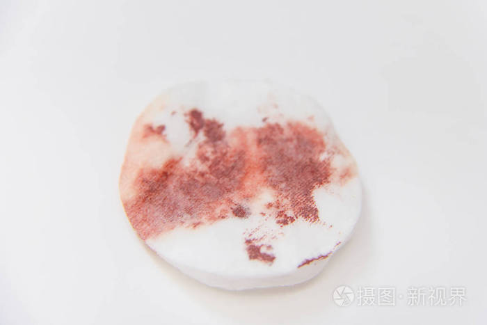 带血的棉花盘带有红色血液痕迹的棉花盘棉花海绵上的旧干血伤口后的