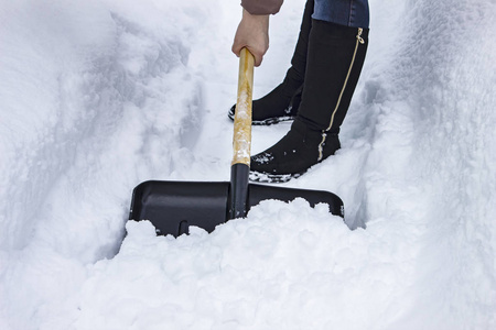 人们打扫街道上的雪铲，关门