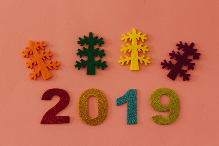 在粉红色背景下的2019年新年快乐