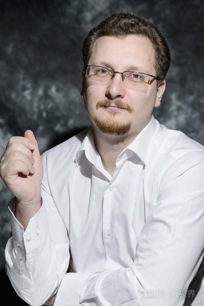 一个穿白衬衫戴眼镜的男人的经典肖像