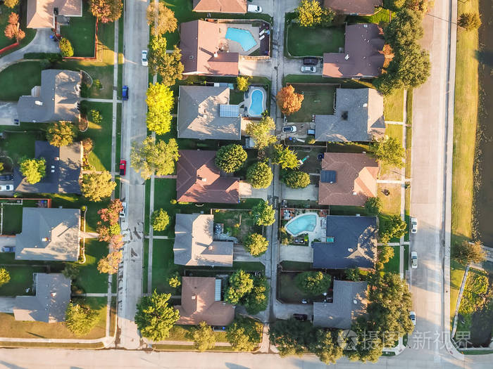 带花园,车道和附属车库的独栋住宅的顶视图