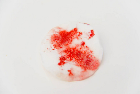 伤口后有血迹.白色背景上的血棉拭子.照片