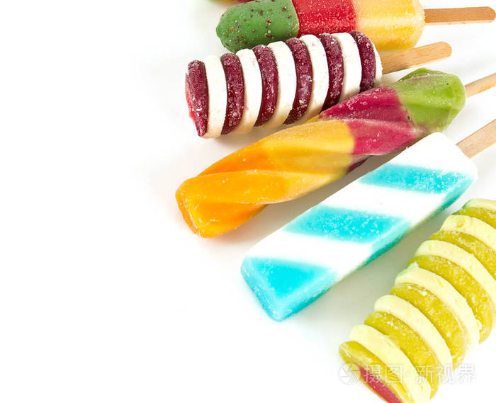 白色背景上孤立的彩色冰棒