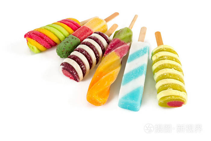 白色背景上孤立的彩色冰棒