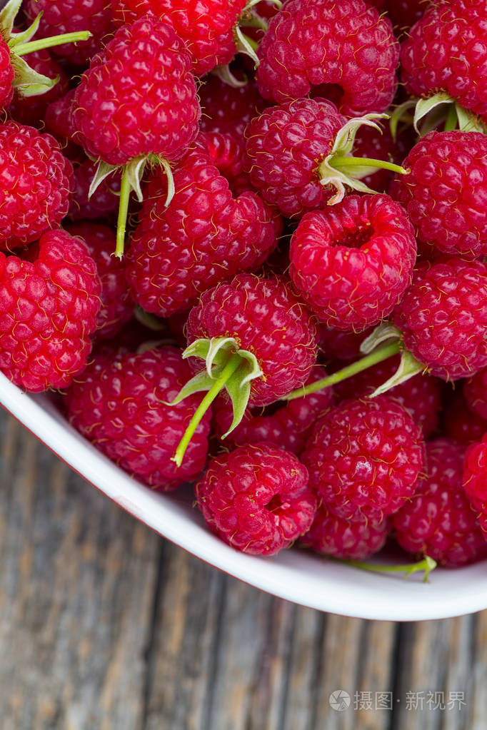 木表面的覆盆子照片-正版商用图片15z1k5-摄图新视界