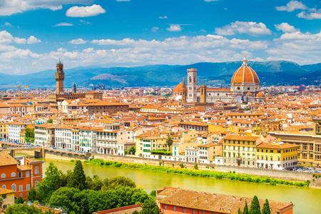 佛罗伦萨在夏天。令人惊叹的佛罗伦萨城市景观与Arno河和清澈的蓝天。佛罗伦萨的历史中心。