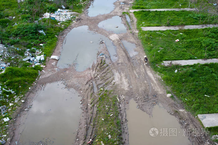 概念或概念不卫生污染的河流污水或脏水和有废水和倾倒背景的草