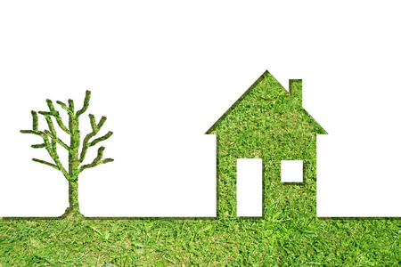 概念房子的象征或比喻，在地平线上用绿色的树，由新鲜的夏天或白色背景上孤立的春草制成