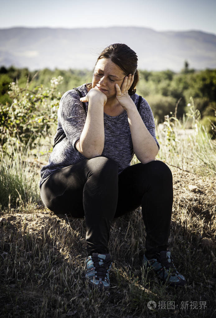 一个忧郁的女人在裸体中的忧郁的女人细节