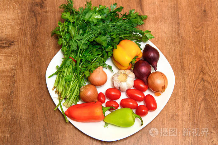 盘子里的新鲜腌制蔬菜. 盘子里有咸黄瓜和西红柿. 牛排加红白酱.