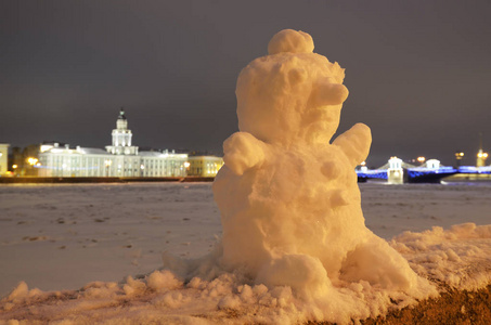 雪人被孩子们拼凑在一起。这是传统的冬季消遣。