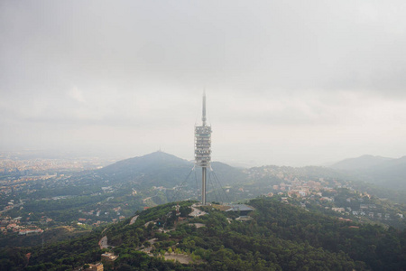 电信塔架为4g 互联网通信, fm 广播和电视广播在空中与蓝天背景下