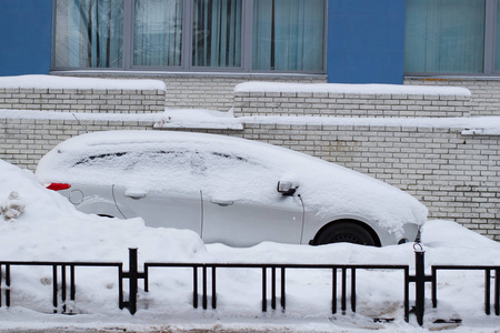 4.白天的汽车被雪填满了