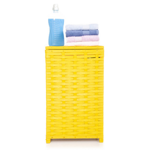 黄色洗衣篮, 配有毛巾衣物瓶柔软剂干燥机洗涤剂