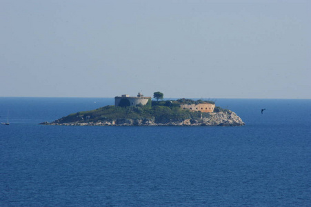 亚得里亚海海岸最大峡湾的古建筑和历史城墙