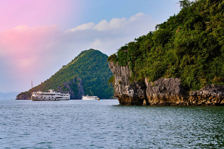 旅游垃圾在哈龙湾全景日落在哈龙湾越南东南亚苏斯科世界遗产地